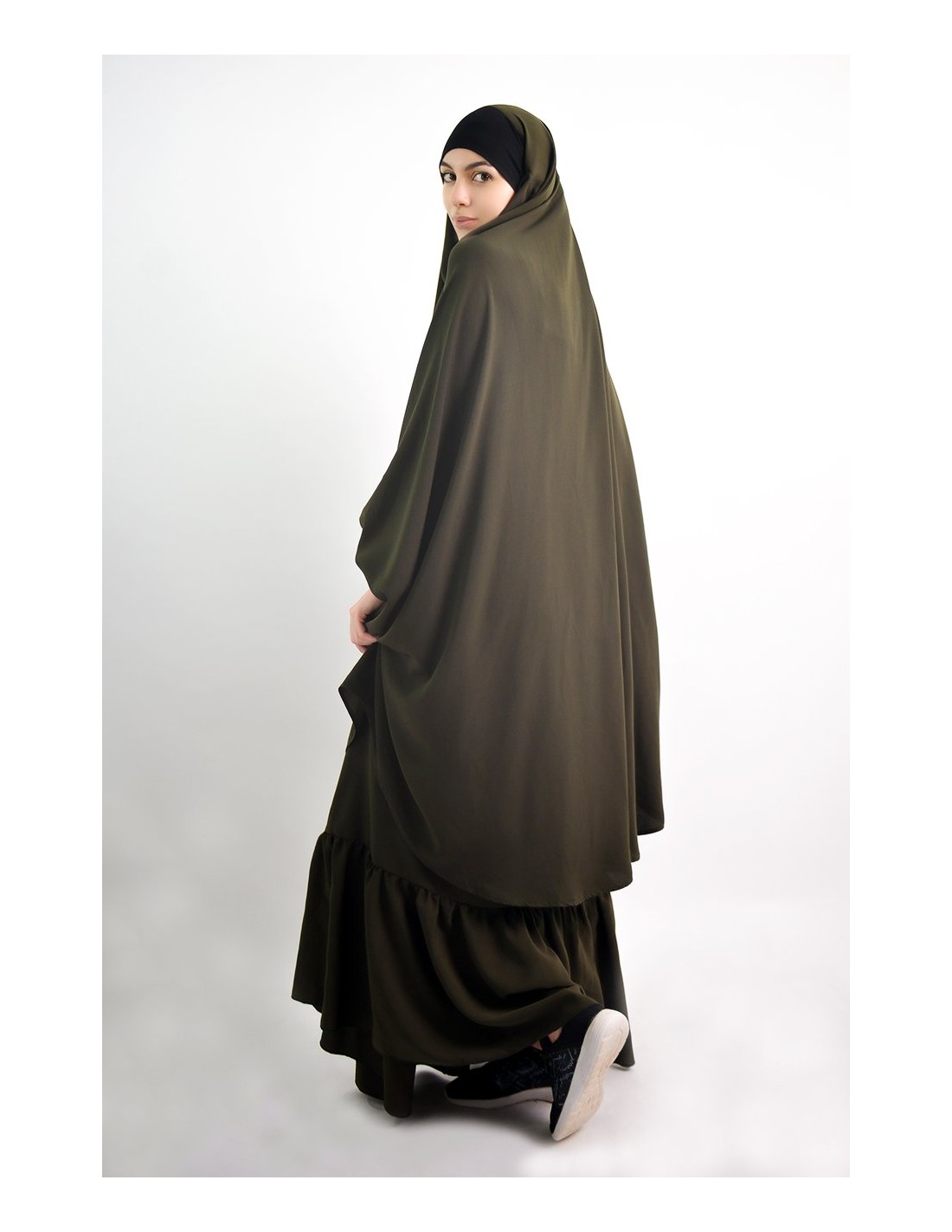 Jilbab al baida mit Stirnrunzeln