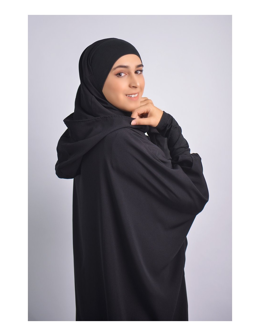 Abaya Young integró el hiyab y la capucha