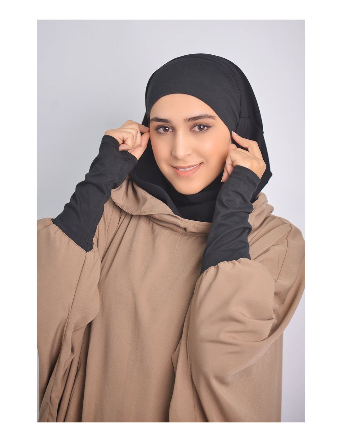 Abaya Young integró el hiyab y la capucha