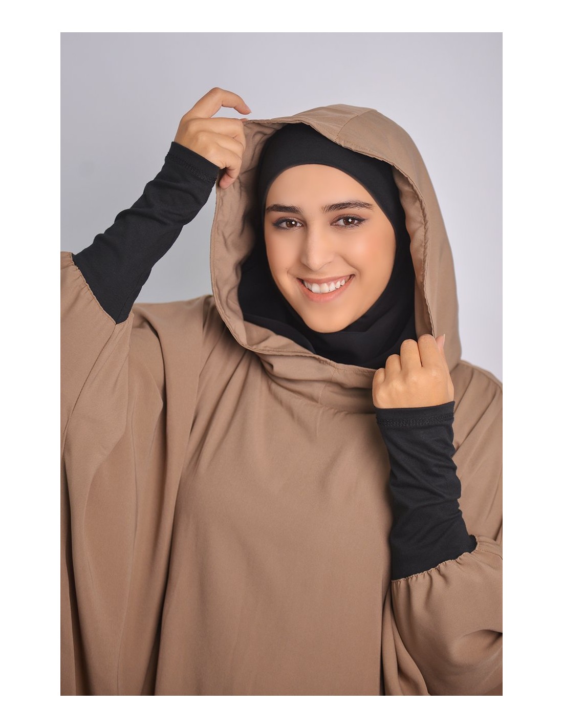 Abaya Young integró el hiyab y la capucha