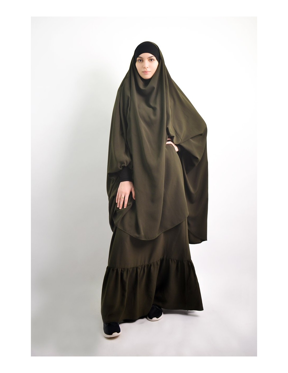 Jilbab al baida con el ceño fruncido