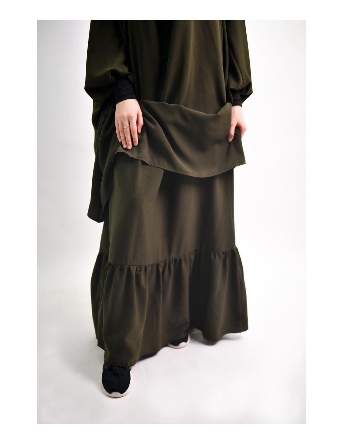 Jilbab al baida con el ceño fruncido
