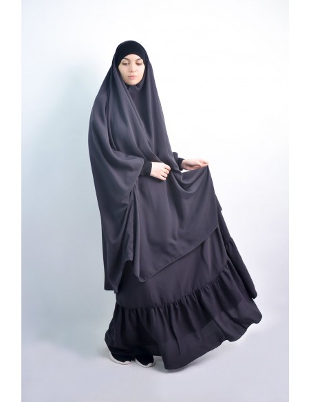 Jilbab al baida con el ceño fruncido