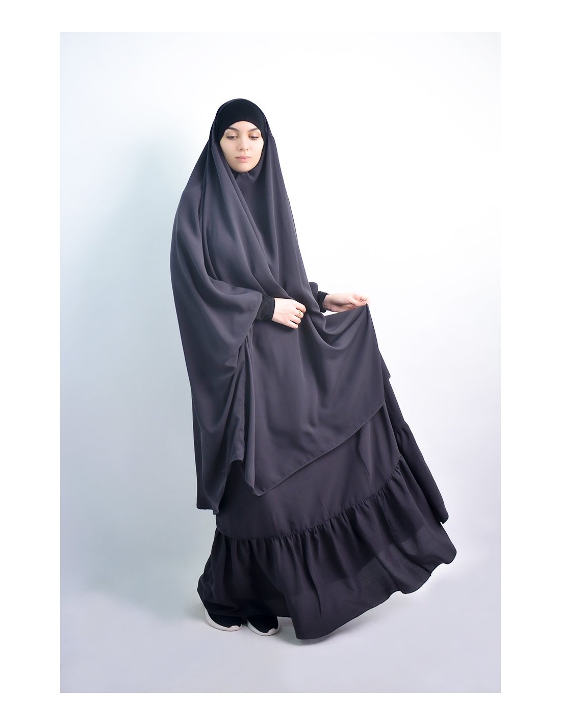 Jilbab al baida con el ceño fruncido