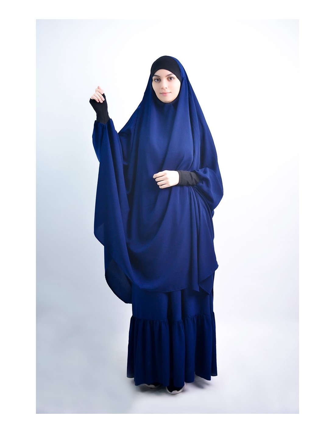 Jilbab al baida con el ceño fruncido