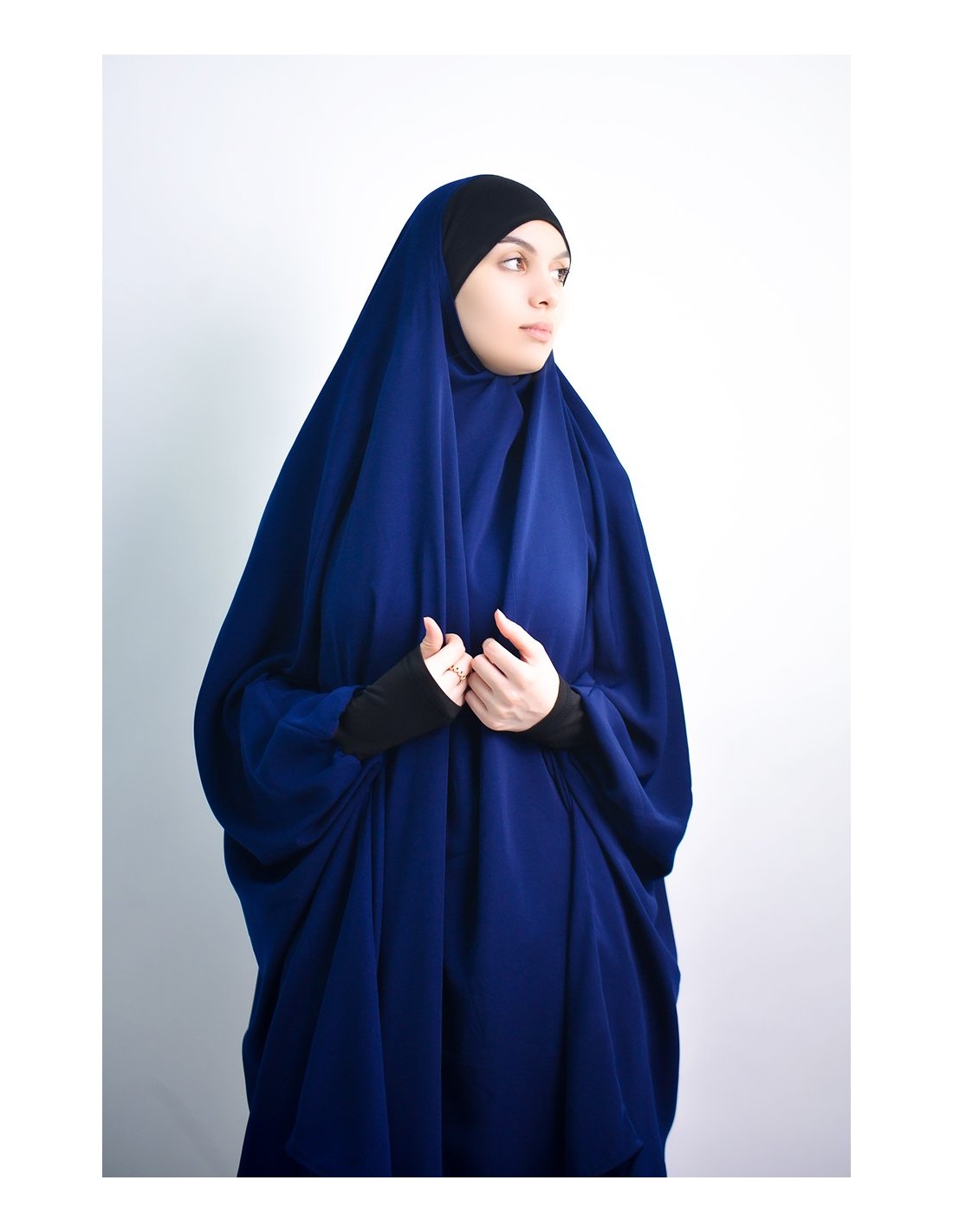 Jilbab al baida con el ceño fruncido
