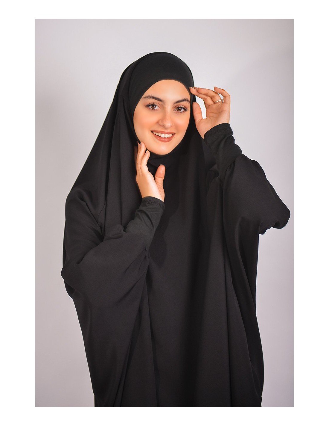 Jilbab al baida con el ceño fruncido