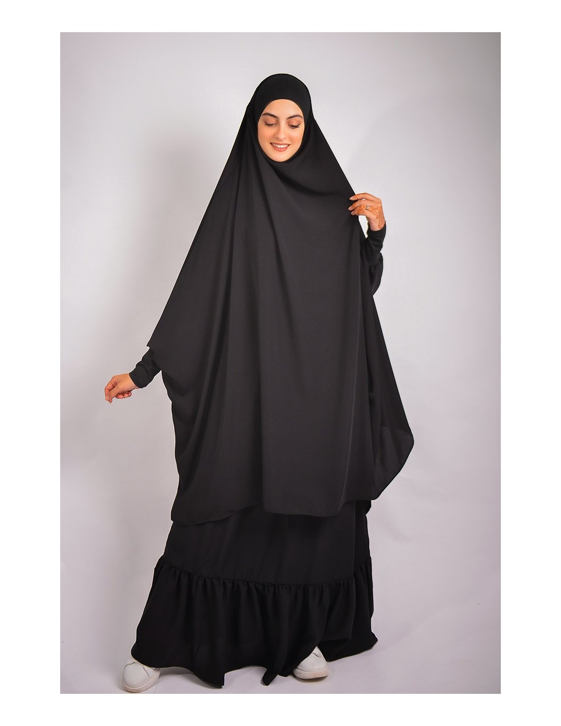 Jilbab al baida con el ceño fruncido
