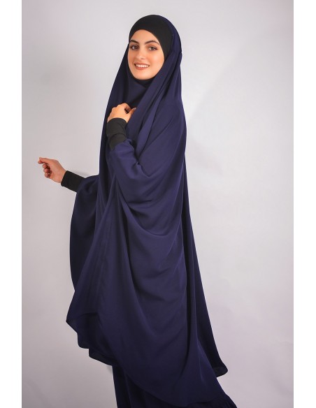 Jilbab al baida con el ceño fruncido