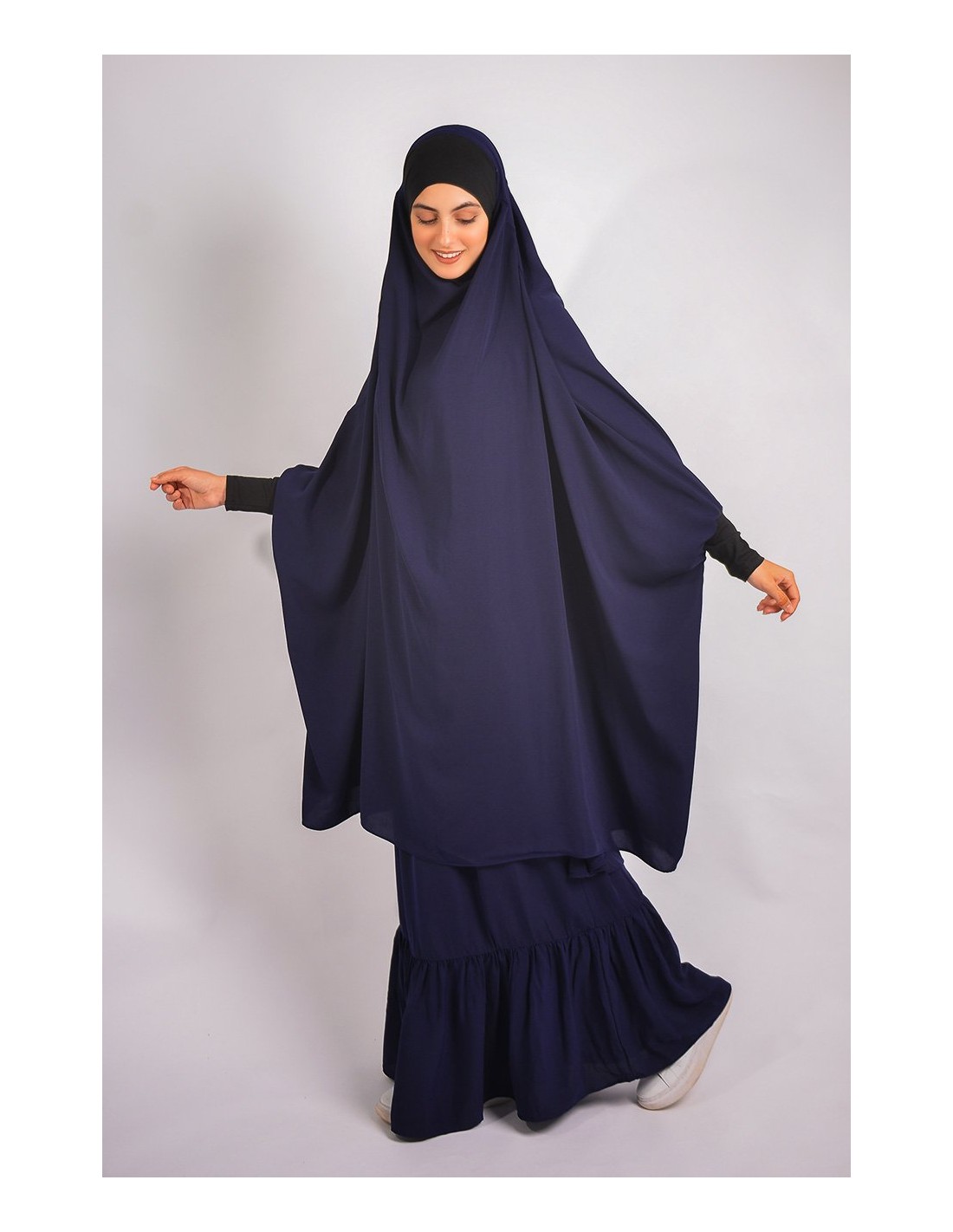 Jilbab al baida con el ceño fruncido